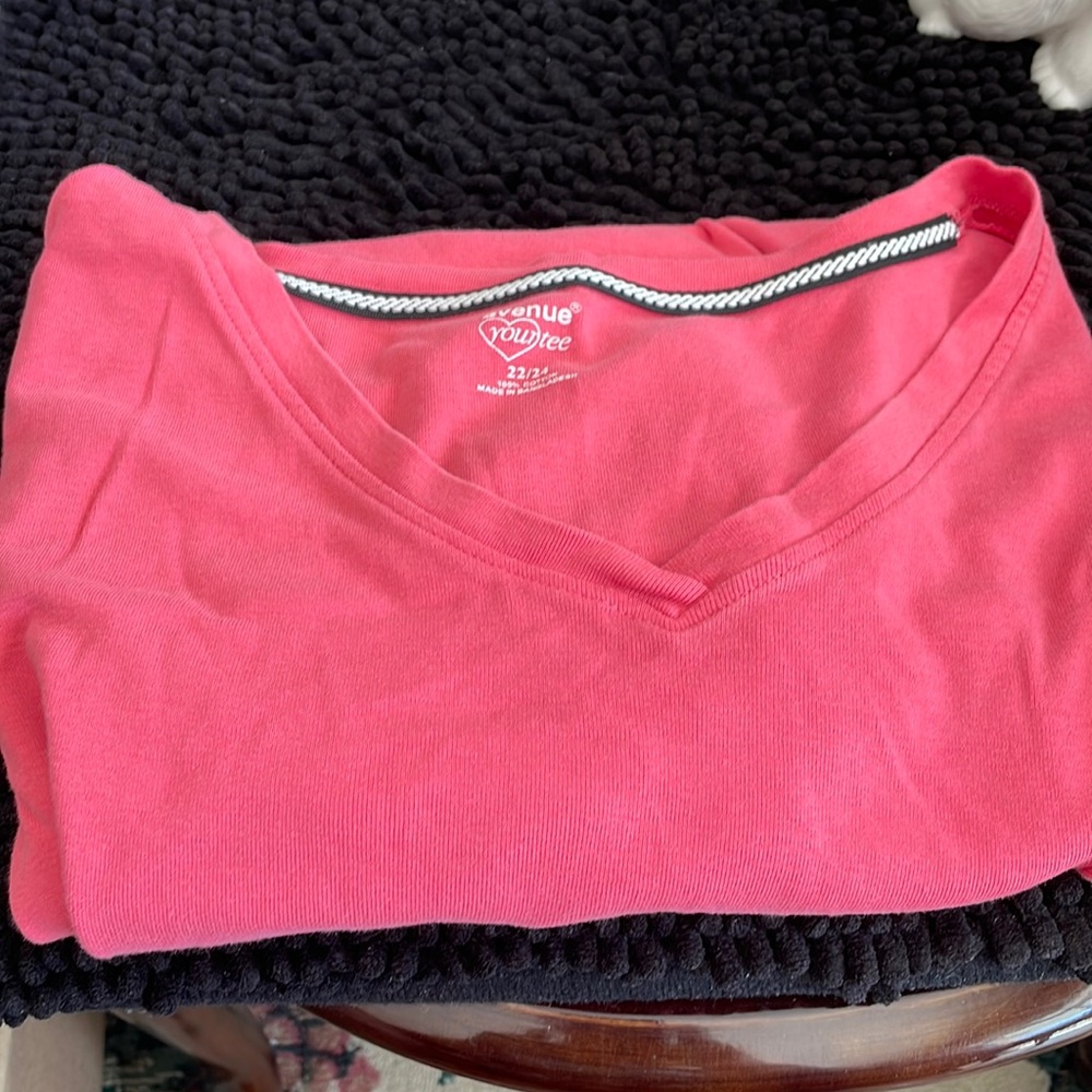 Avenue your tee!  Size 22/24